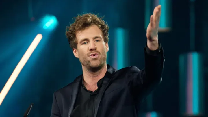 Luke Mockridge Freundin – Wer ist die Frau an seiner Seite?