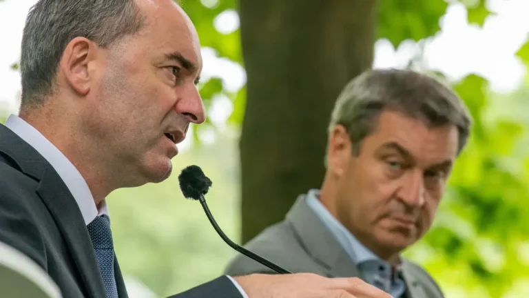 Hubert Aiwanger Ausbildung & Biografie: Vom Bauernhof zum bayerischen Politiker