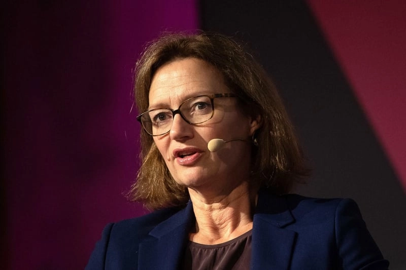 Bettina Schausten Größe im Überblick