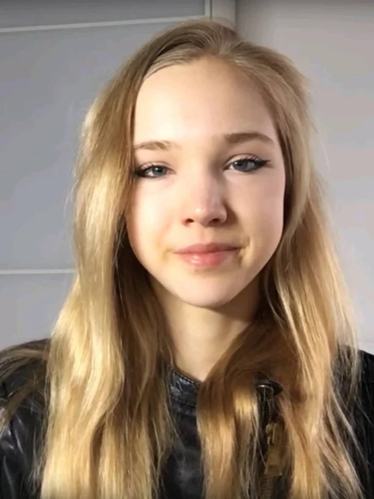 Naomi Seibt Info