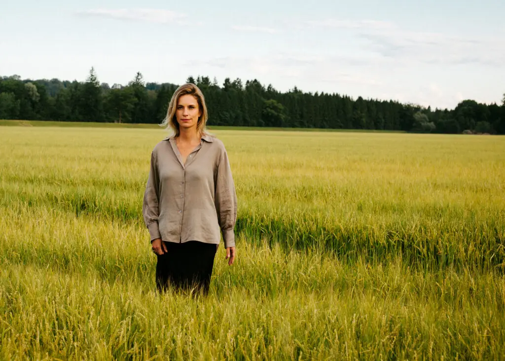 Julia Leeb Frühes Leben und Ausbildung